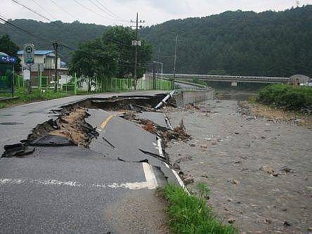 Researchers use AI to develop early flood warning system