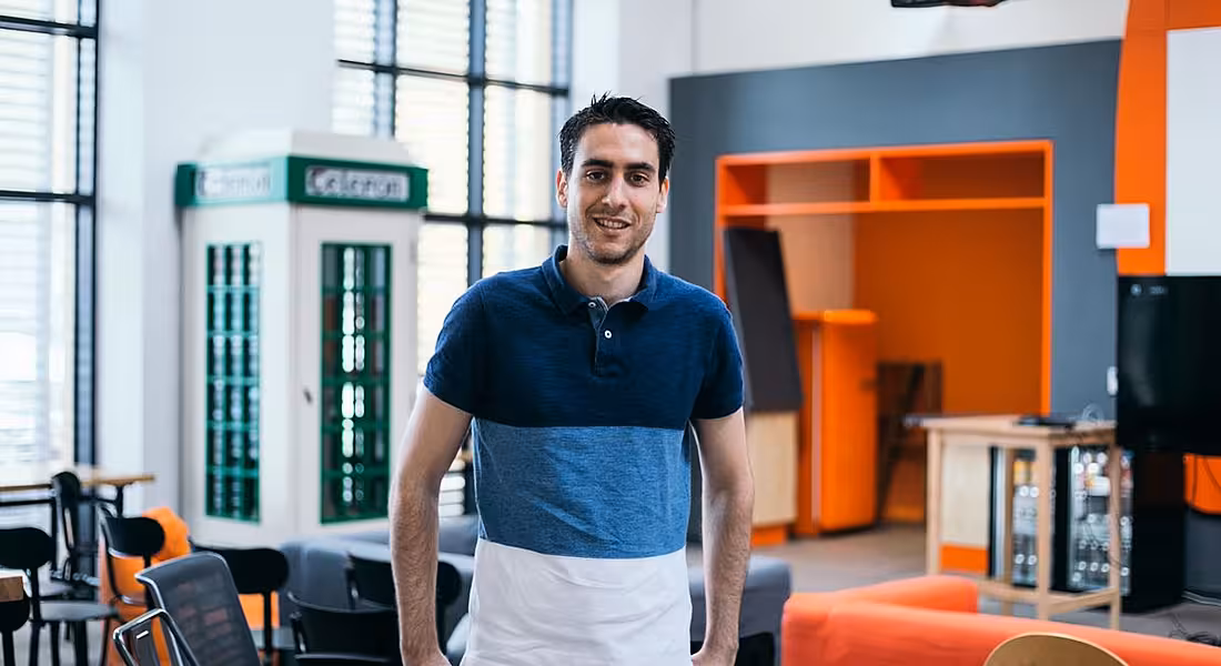 Sergio Gonzalez Sanz is standing in the Zalando offices and smiling into the camera.