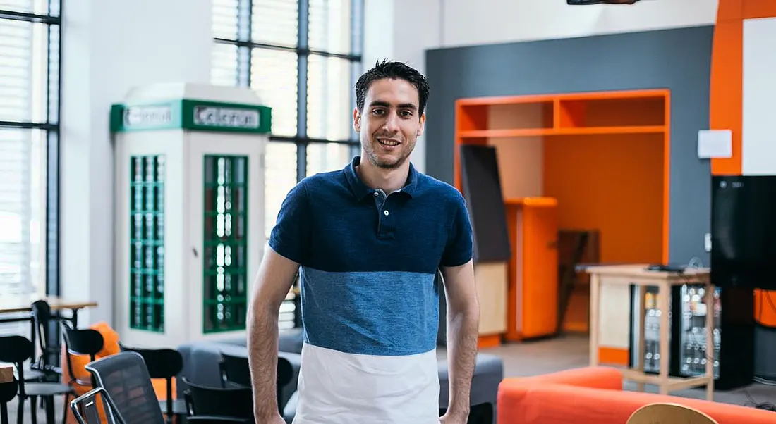 Sergio Gonzalez Sanz is standing in the Zalando offices and smiling into the camera.