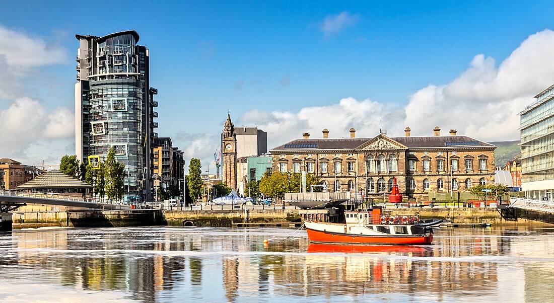 Photo of the Custom House in Belfast, Northern Ireland on a sunny day.