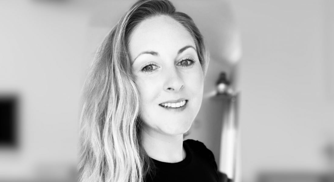 Linda Mackessy Spader, who works in product management at Zalando, is smiling into the camera in a black and white photograph.