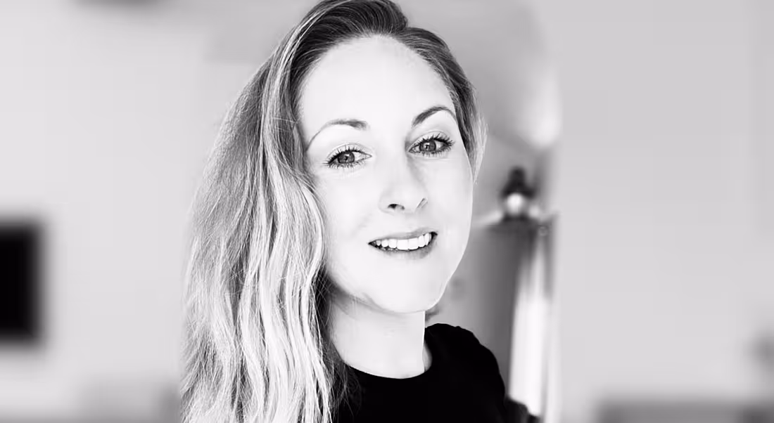 Linda Mackessy Spader, who works in product management at Zalando, is smiling into the camera in a black and white photograph.