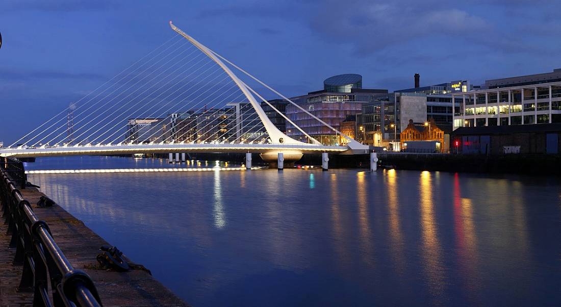 The Samuel Beckett bridge in Dublin at night.