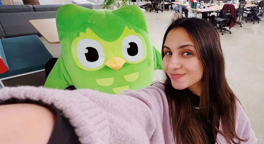 Zaria Parvez and the Duolingo owl taking a selfie in Duolingo offices.