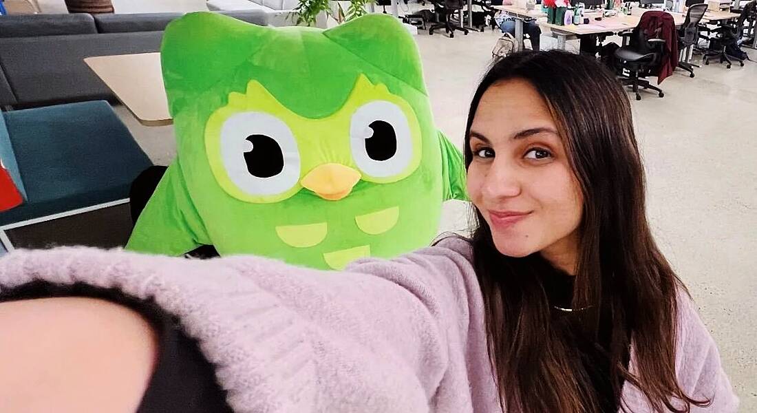 Zaria Parvez and the Duolingo owl taking a selfie in Duolingo offices.