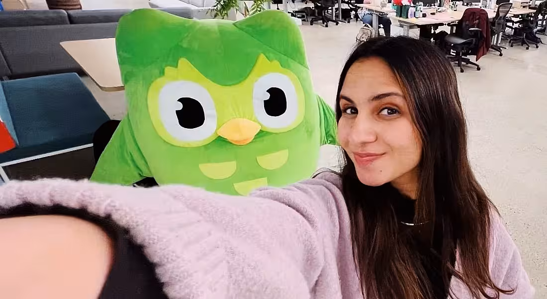Zaria Parvez and the Duolingo owl taking a selfie in Duolingo offices.