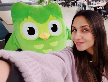 Zaria Parvez and the Duolingo owl taking a selfie in Duolingo offices.