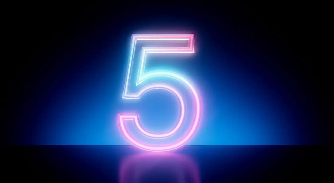 A neon outline of the number five in pink and blue light.