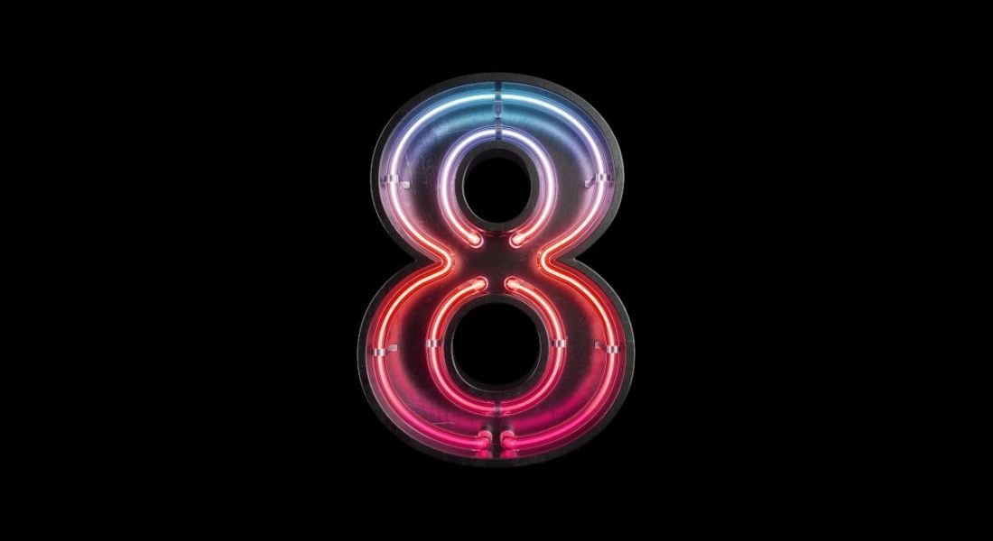 A neon sign that shows the number eight in blue and red coloured lights blending together.