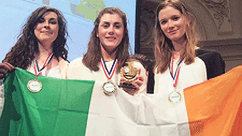 Clon students win top science prize with LEDs Image