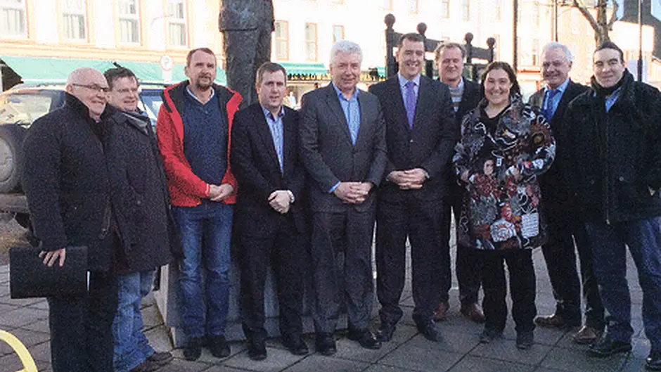 Minister discusses issues over broadband access Image