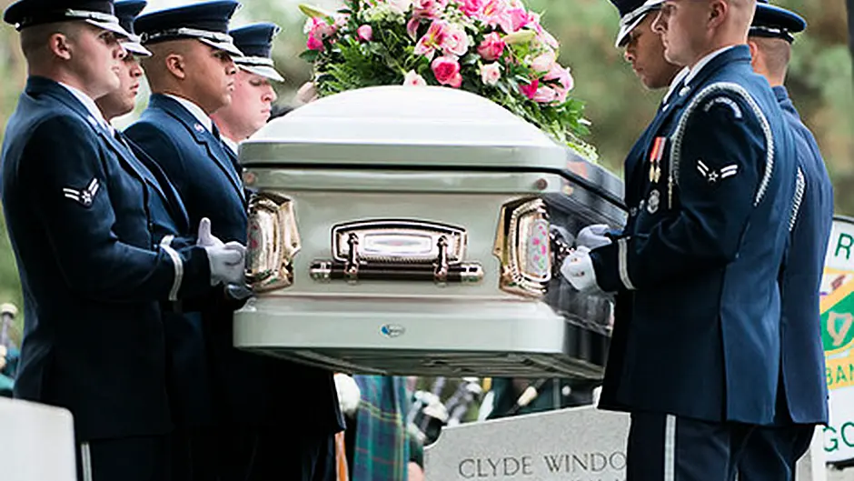 Maureen's Glengarriff friends carry her coffin Image