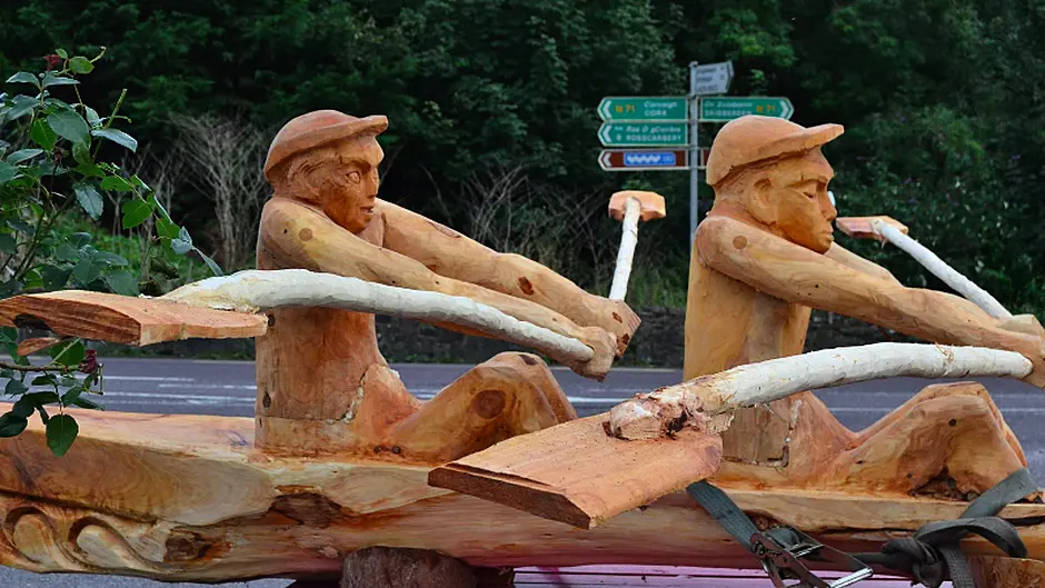 Leap's oar-some wooden carving is proving a real traffic-stopper Image