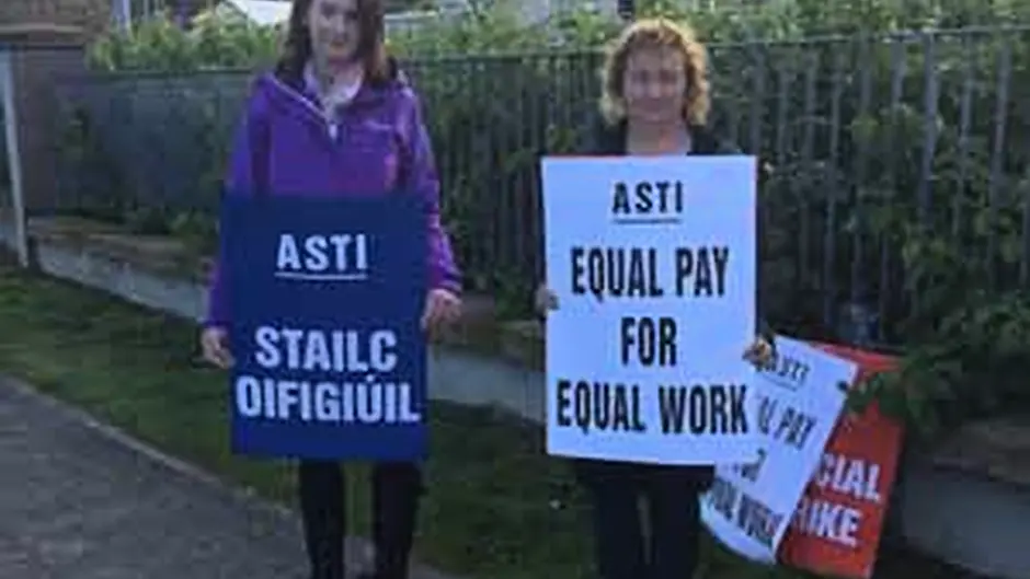 17,500 teachers take to the picket lines Image