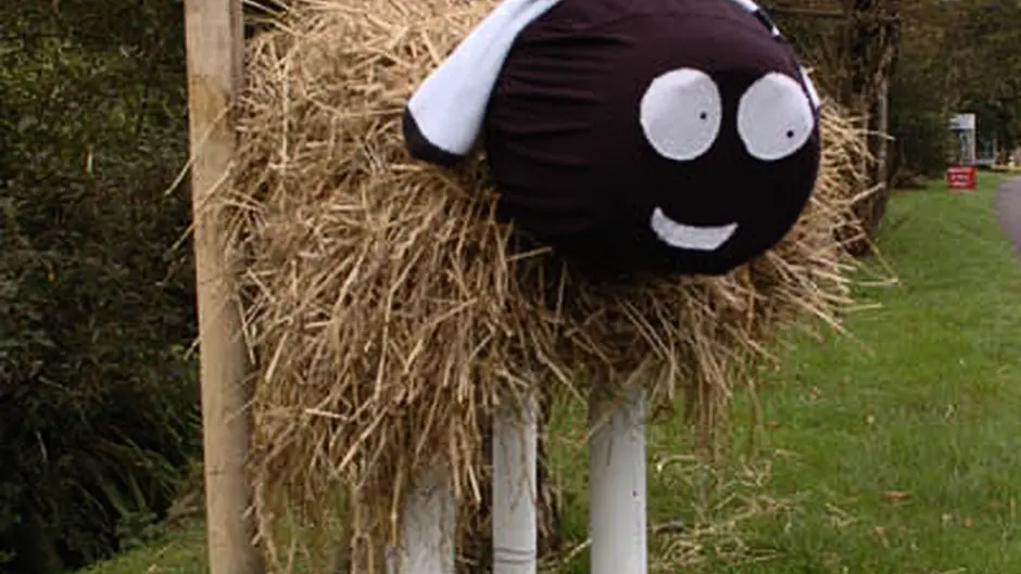 Thousands throng Leap to view scarecrows Image