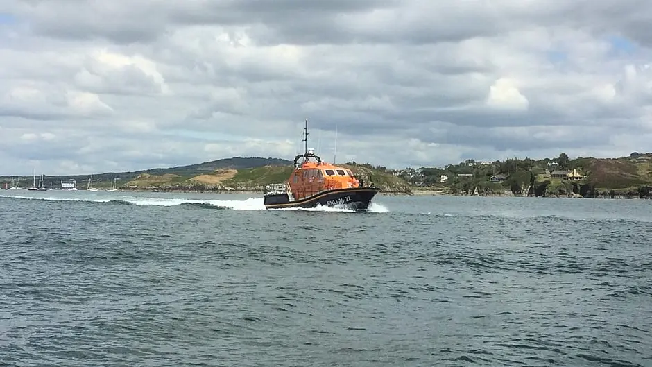 Baltimore lifeboat pulls vessel off rocks in fog Image