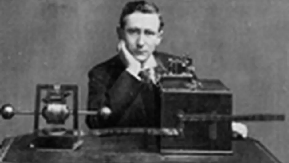 Marconi is remembered with Crookhaven statue Image