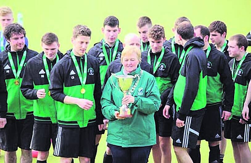 Fitting finale as Ivy presents cup to Bandon hockey team Image