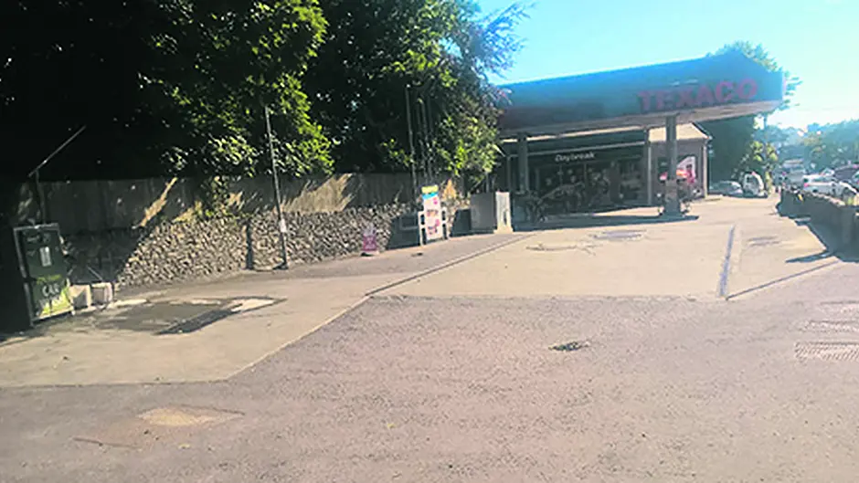 Frustrated motorists  dish out verbal abuse  over Clon ‘stop/go' Image