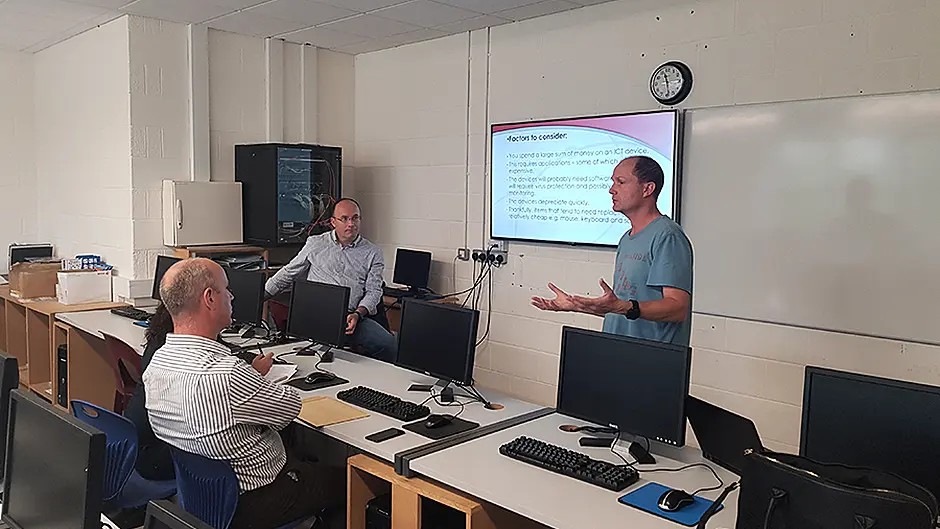 Savvy Bandon teachers pioneer money-saving tablet technology Image
