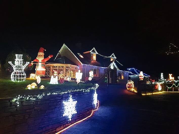 Mean-spirited thieves steal charity box from lights display on Christmas Eve Image