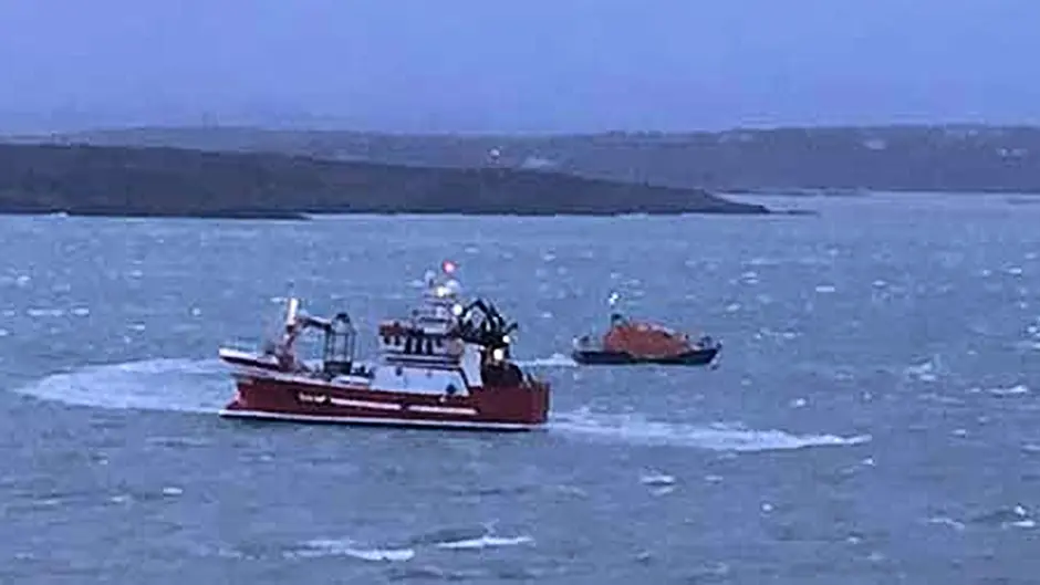 Baltimore RNLI crew secures fishing vessel's anchor off Sherkin Island Image