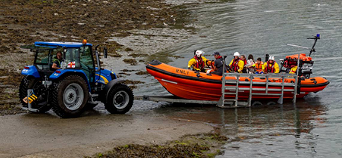 Family of four rescued after cruiser hits rocks Image