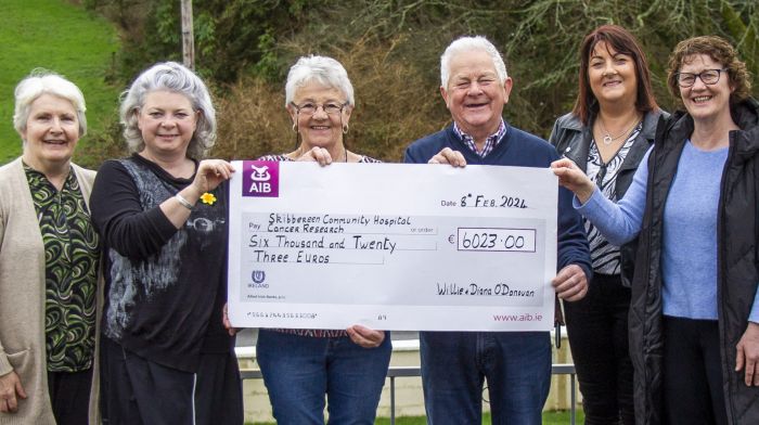 Willie and Diane O’Donovan presented a cheque for €6,023 to Trish Coughlan (Skibbereen Community Hospital), Nicola McMahon (Munster Irish Cancer Society), Kay Leonard (Skibbereen Community Hospital) and Harriet O’Regan. The funds were raised from their Christmas lights display.    (Photo: Andrew Harris)