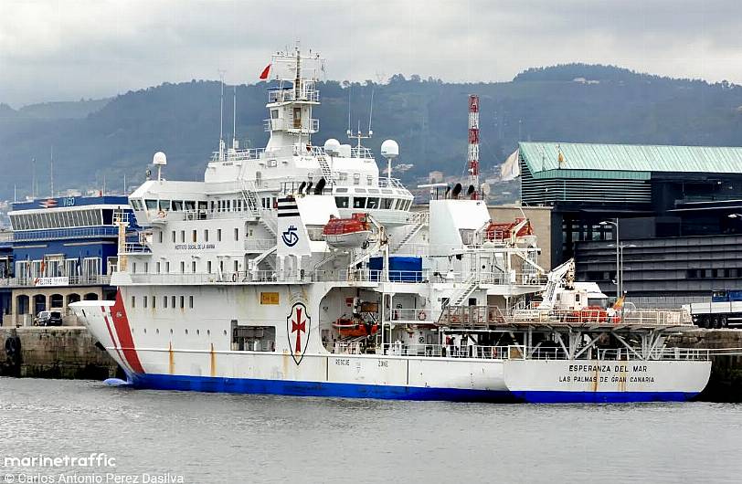 Hospital ship towing stricken Spanish fishing vessel to Castletownbere Image