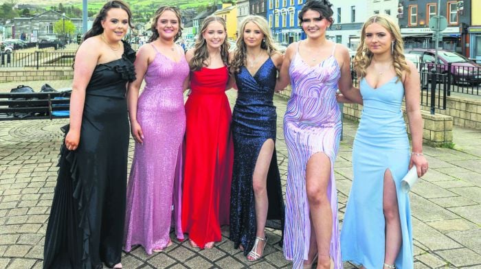 Coláiste Pobail Bheanntraí TY students Laura Cronin, Aoibhe Barry, Aoife O'Sullivan, Lucy Coppinger, Shona O'Sullivan and Alice Byrne in the town square before heading off to their TY ball. (Photo: Andy Gibson)