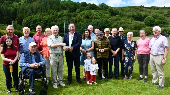 Tom Ryan, administrator of Leap lotto, presenting Bill Daly with his winning cheque of €15,600, which was the highest ever win since the start of the Leap lotto which benefits both Kilmacabea GAA club and Leap Community Council. Bill Daly, former King of the Roads bowling champion in 1985 and 1986 is originally from Leap but is now living in Glanmire. Included in the photo are those who help organise the Leap lotto and Bill's family, James and Michelle Ronan, John Harrington, Pat O'Riordan, Dan Hourihane, Bernie McDonald, James Nyhan, John Collins, Donal O'Donovan, Michael Glavin, Deirdre O'Donovan, Angela O'Donovan, Pat O'Callaghan, John Daly, Laura Daly and Paul, Aoibhinn and Eabha O'Shea.  (Photo: Anne Minihane)