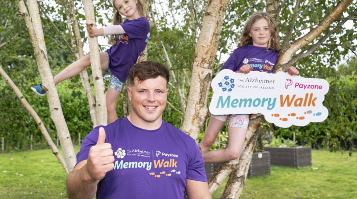 Munster
Rugby prop forward Josh Wycherley from
Bantry with Róise (7) and Doireann Brennan
(9) at   e Alzheimer Society of Ireland’s
launch of its mini-Memory Walks, which
take place on Sunday, September 22nd (Photo: David Patterson)