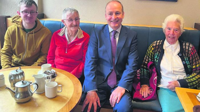 Faolan and Ina Deasy from Union Hall with Mary Margaret Kelleher from Glandore and Tánaiste Micheál Martin at Field’s
Coff ee Shop before the homecoming for the Skibbereen Olympians last Sunday