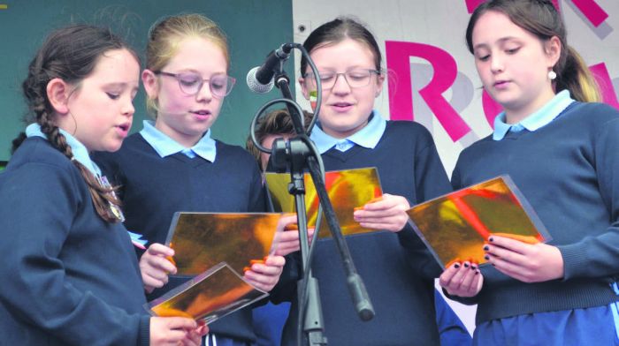 Pupils from Kilcoe National School Ina O’Driscoll, Emma Cairns )
O’Driscoll, Roisín Harte and Izzy Hoff man reading a
specially composed poem for the rowers. (Photo: Anne Minihane)