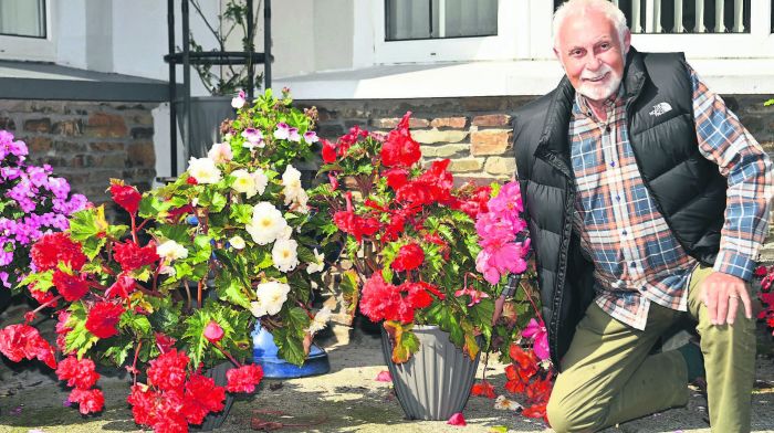 Ben Lyons with his fl owers outside his home in Clonakilty. Originally from Loch Lomand in Scotland, Ben holidayed in Clonakilty
for ten years before deciding to sell up in Scotland and move to Clonakilty permanently six years ago.
(Photo: Martin Walsh)