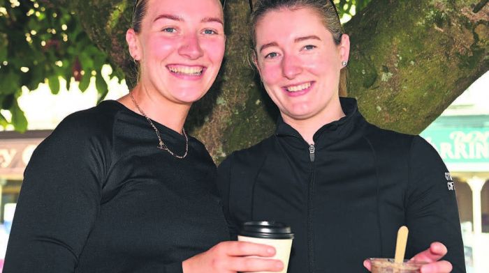 Tommi Shanley (right) from Clonakilty and her friend
Emma Rose Sweeney from Gurranabraher, enjoyed a
catch-up in Astna Square, Clonakilty. (Photo: Martin Walsh)