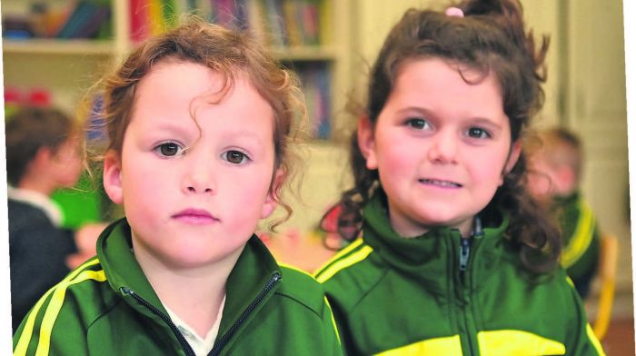 Sadhbh O’Brien and Emily William on their fi rst day at Ardfi eld National School.
(Photo: Martin Walsh)