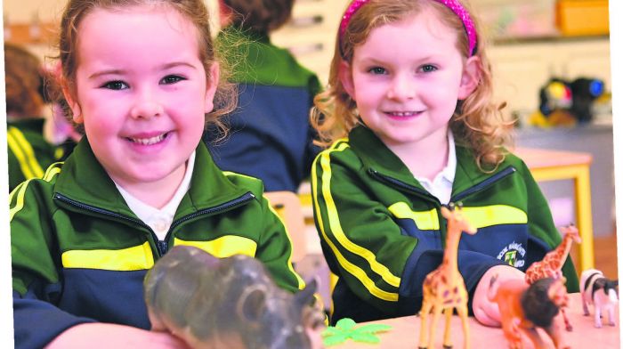 Lucy O’Sullivan and Aoibhinn O’Donovan-Uhl on their fi rst day at Ardfi eld National
School. (Photo: Martin Walsh)