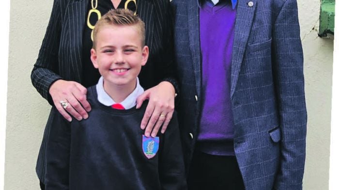 Mason Hourihane is the fourth generation to go to the same
school as his great grandfather Patrick O’Sullivan, grand uncle
Timothy O’Sullivan and cousin Patrick O’Sullivan at Dromclough
National School in the Mealagh Valley in Bantry. He is
seen here with his grandmother Alison Kingston and great
grandfather Patrick, who all went to the same school.