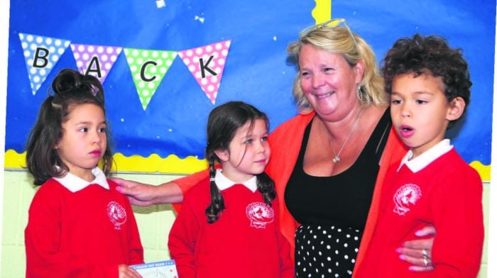 Hephzibah Hunt, Evie Johnson and Jonathan Hunt with principal Clara McGowan
on their fi rst day at St James National School in Durrus