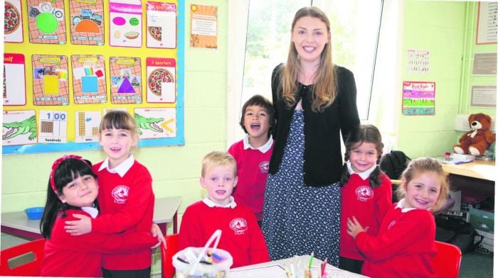 Cara Guerrero, Saoirse
O’Sullivan,   eo Payne Lynch, Connor Niemann, Evie Johnson and Nina Woodword with
teacher Katie Buttimer on their fi rst day at St James National School in Durrus.
(Photos: Carlos Benlayo)