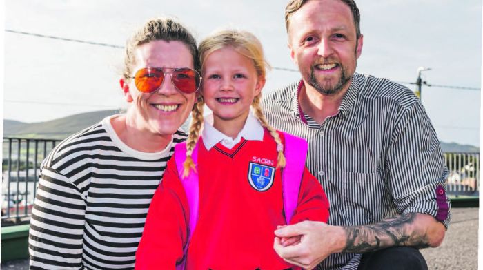 Ann and Gary Taylor bringing Drew to school for the fi rst time at Scoil an Chroí
Ro Naofa in Castletownbere. (Photo: Anne Marie Cronin)