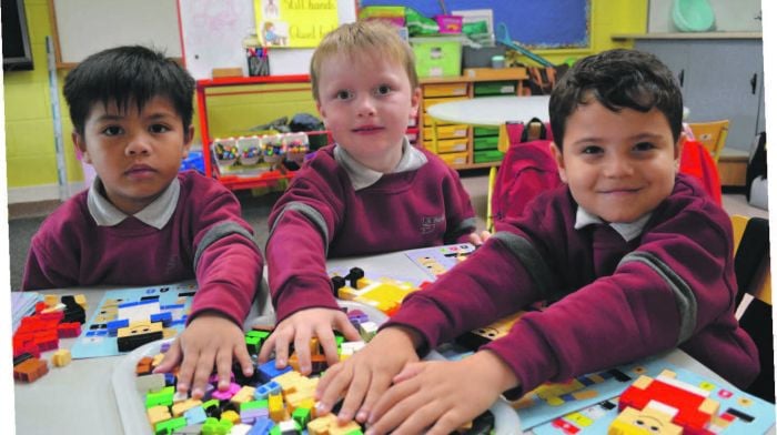 Enjoying their fi rst few days in junior infants at St Patrick’s Boys National School in
Skibbereen were Naqeeb Ahmad Ben Tahir, Adam Collins and Aadeel Mohamed.
(Photo: Anne Minihane)