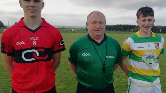 The U16 team captains Jerry O’Leary, Owen Gaels (left) with referee Michael O’Mahony and Seán Cuinnea, Rosscarbery (right) at the football championship where Owen Gaels won on a scoreline of 2-13 versus 2-06.