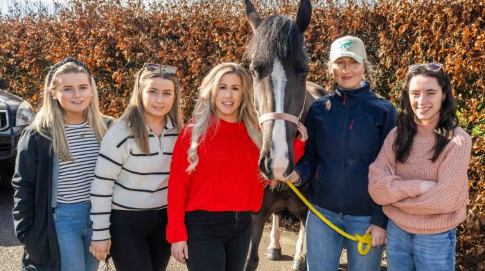 With ‘Mabel’ the horse are Siobhán and Maria O’Mahony, Rosscarbery with Diane O’Neill, Leap and Alannah Prendergast and Ailsing Twomey from
Rosscarbery. (Photo: Andy Gibson)