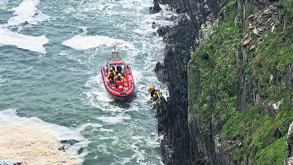 Baltimore RNLI rescues Dixie who took a ‘wuff’ cliff fall at the Beacon Image