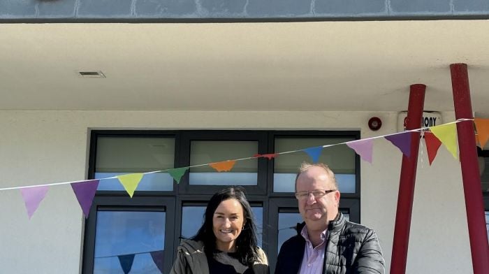 TD Michael Collins of Cork South-west met with principal Aisling Ní Néill of Skibbereen’s Gaelscoil Dr Uí Shúilleabháin to discuss obtaining funding for a badly needed extension at the popular school. The Gaelscoil is currently in discussions with the Department of Education to secure much-needed funding to accommodate its current students. The Gaelscoil educates 78 pupils, from junior infants to sixth class with 2 ASD classes, and the building – built in 2018 – is operating at full capacity. The Gaelscoil’s reputation for excellence has resulted in high demand. To address this, the school must add additional classrooms, but this will require funding. TD Collins expressed support for the school’s plan and indicated he would voice that support to Minister of Education Norma Foley at the earliest opportunity.