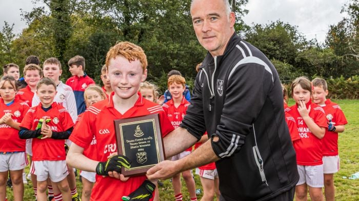 John O’Shea (secretary, Beara board) presenting Jamie O’Sullivan (Urhan, captain) with the trophy. (Photo: Anne Marie Cronin)