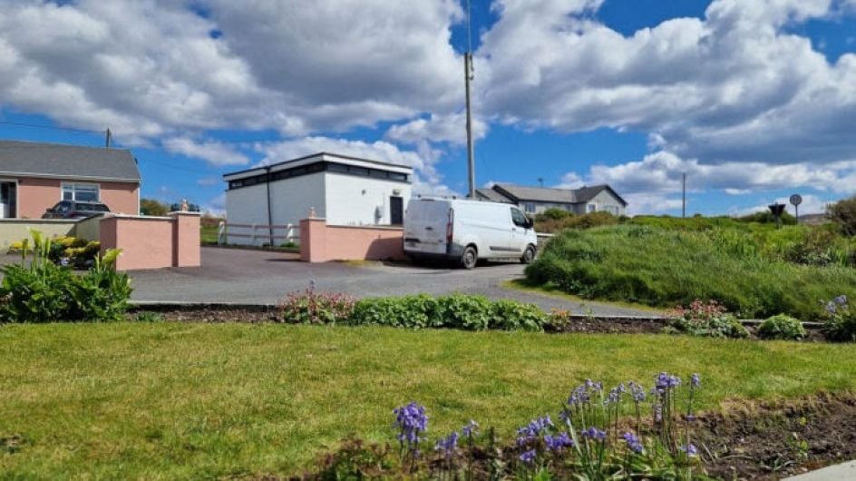 Phone mast ‘buzzing’ outside Drinagh home Image