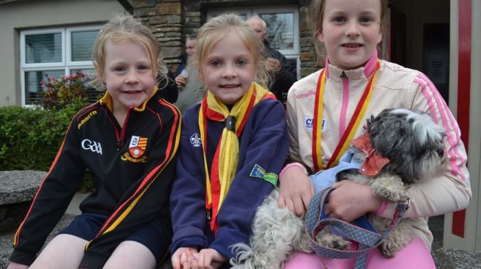 Aoibhín Barry, Saoirse O'Regan and Ciara Harrington with Missy the dog enjoying their day out at the annual threshing day in Caheragh. (Photo: Anne Minihane)